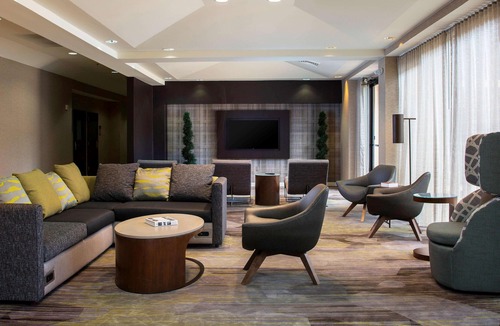 Norcross Hotel | Cozy King Stay! Free Parking, Pets Allowed, Onsite Pool!