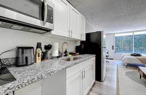 Highlands Apartment | Cozy King Studio | Zoo, DT & Jacksonville U