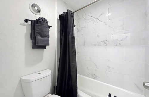 Highlands Apartment | Cozy King Studio | Zoo, DT & Jacksonville U