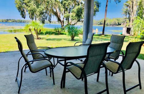Clermont House | Cozy Lake Front Cottage