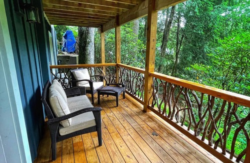 Mirror Lake House | Cozy Lakefront Getaway 2BR/1BA on Mirror Lake, 1 mile from town