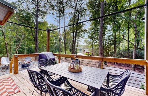 Mills River House | Cozy Lakeview Cottage
