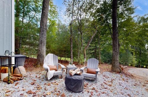 Mills River House | Cozy Lakeview Cottage