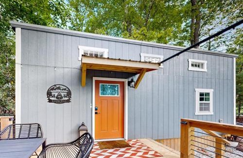 Mills River House | Cozy Lakeview Cottage