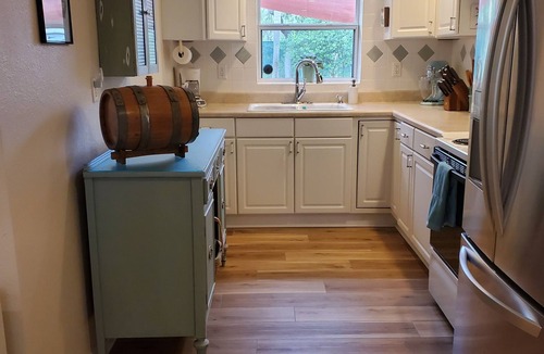 Englewood House | Cozy Lemon Cottage.minutes from the beach and our annual Waterfest!