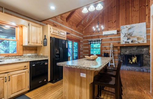 Highlands Cabin | ❤ Cozy Log Cabin w/Stunning View! Waterfall, 3 Fireplaces, Arcade, Stocked! 🏞