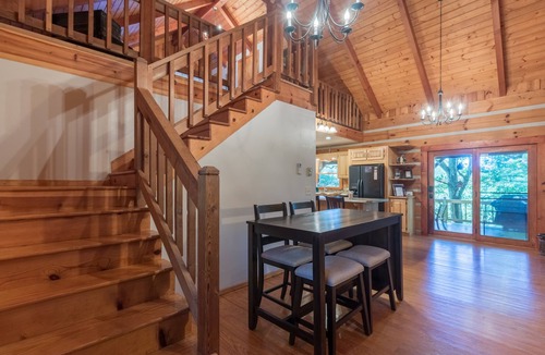 Highlands Cabin | ❤ Cozy Log Cabin w/Stunning View! Waterfall, 3 Fireplaces, Arcade, Stocked! 🏞