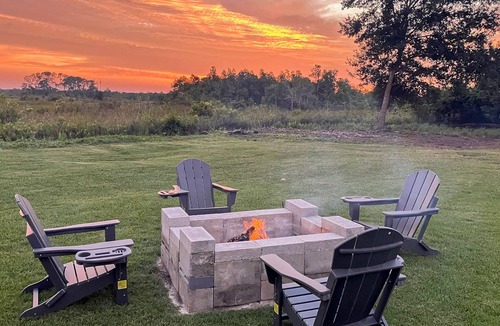 Groveland House | Cozy log cabin, waterfront views, firepit, wifi, loft, TV, dog-friendly, A/C