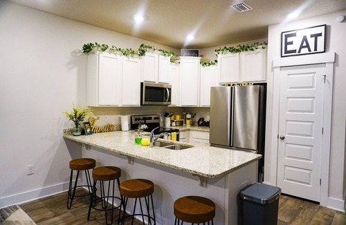 Pine Forest House | COZY Lush 3-bedroom Townhouse★Mins to Beach★