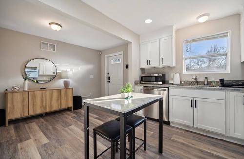 Sharonbrook Apartment | Cozy Luxe 1-bedroom apartment in South Charlotte- Private driveway