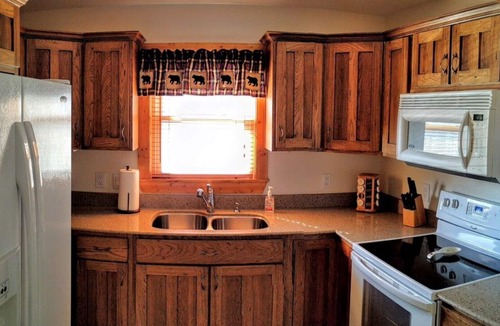 Maggie Valley Cabin | Cozy Maggie Valley Cabin near Cataloochee Ski Area, with hot tub. Bikers Welcome