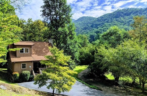 Maggie Valley Cabin | Cozy Maggie Valley Cabin near Cataloochee Ski Area, with hot tub. Bikers Welcome