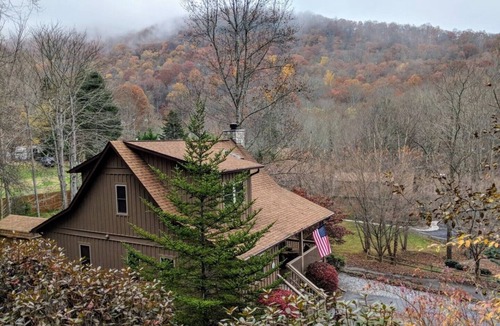 Maggie Valley Cabin | Cozy Maggie Valley Cabin near Cataloochee Ski Area, with hot tub. Bikers Welcome