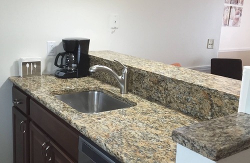 Madeira Beach Condo | Cozy & Mod condo, Walk to Beach, Self check In-Out, WiFi, 2 Heated Pools, Piers+