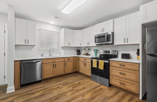 Taylors House | Cozy & Modern New-Build, 10 min to Greenville, Private Deck | Sleeps 6