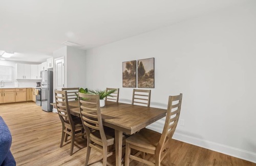 Taylors House | Cozy & Modern New-Build, 10 min to Greenville, Private Deck | Sleeps 6