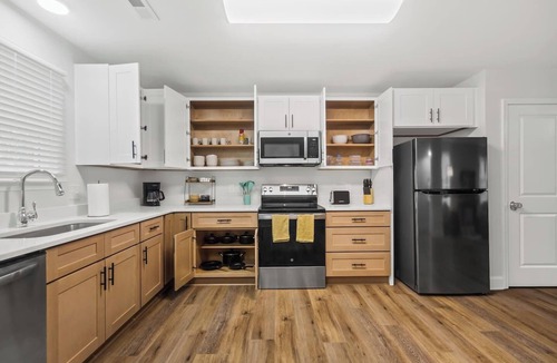 Taylors House | Cozy & Modern New-Build, 10 min to Greenville, Private Deck | Sleeps 6