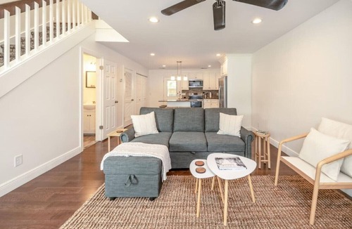 North Charleston Villa | Cozy, Modern Townhome - Walk to Park Circle!