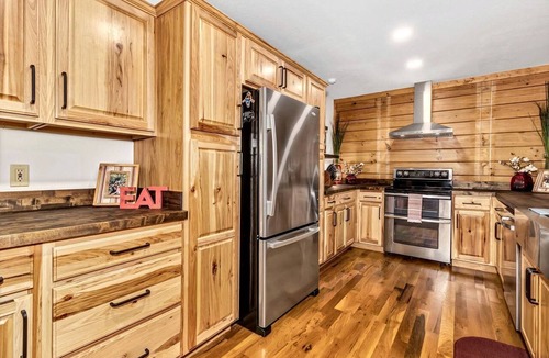 Old Fort Cabin | Cozy Mountain Cabin with Long-Range Views near Waterfall Park in Old Fort, NC