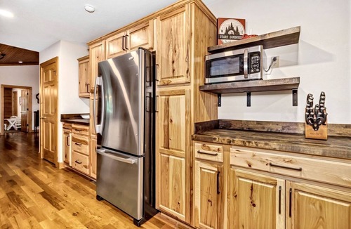 Old Fort Cabin | Cozy Mountain Cabin with Long-Range Views near Waterfall Park in Old Fort, NC