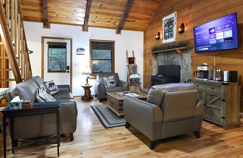 Sautee Nacoochee Cabin | Cozy Mountain Cabin: NEW Hot Tub, Sauna, Arcade, Fireplace-Minutes from Helen!