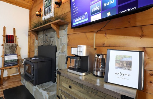 Sautee Nacoochee Cabin | Cozy Mountain Cabin: NEW Hot Tub, Sauna, Arcade, Fireplace-Minutes from Helen!
