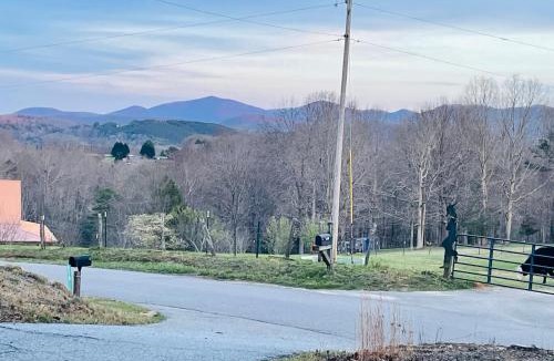 Blairsville House | Cozy Mountain view Cottage with Hot Tub & Great Location in Blairsville