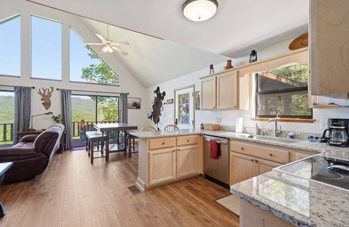 Upper Peachtree Cabin | Cozy Murphy Cabin w/Mountain Views