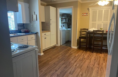 Maryville House | Cozy NOLA-Themed 2 Br/2Ba Near Tail of the Dragon