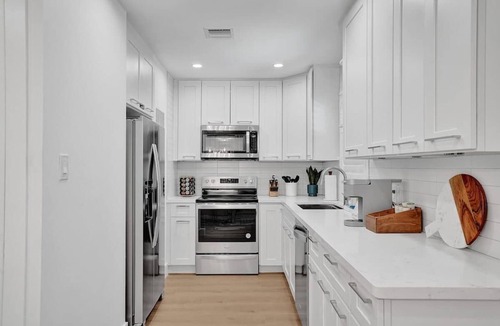 Lake Ridge Apartment | Cozy Oasis for 2 w/Insta-worthy Tropical Pool*
