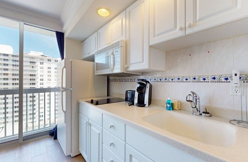 Ortona Park Condo | Cozy Oceanfront Studio w/Kitchenette & Beach Access in Daytona