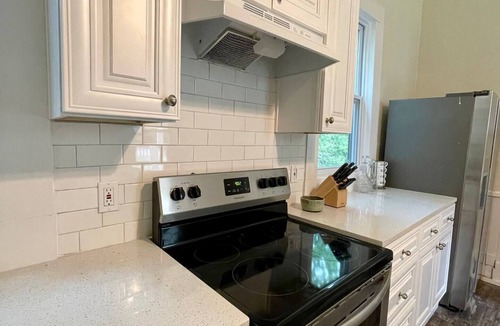 Thomaston House | Cozy Original Neo-Colonial 4 Bedroom Home in Downtown