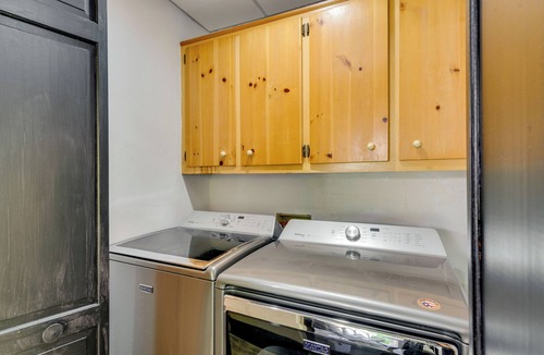 Hickory Cottage | Cozy, Pet-friendly Retreat in Hickory w/Fire Pit!