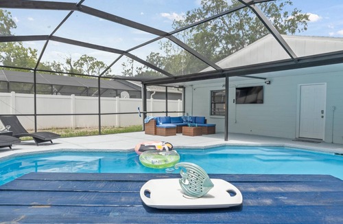 Forest Hills House | Cozy, Pet-Friendly Tampa Home with Heated & Screened Pool - 4 miles to Adventure Island/Busch Garden