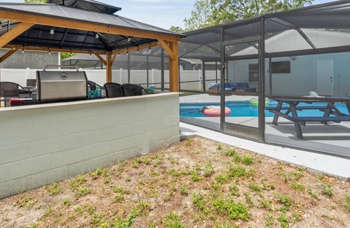Forest Hills House | Cozy, Pet-Friendly Tampa Home with Heated & Screened Pool - 4 miles to Adventure Island/Busch Garden