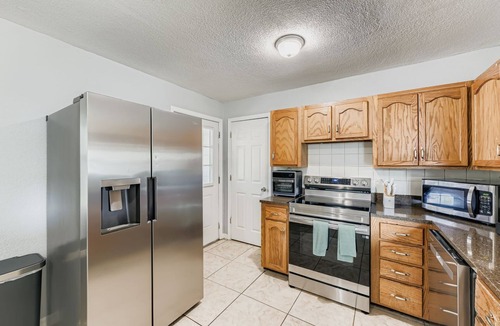 Sandalwood House | Cozy Pet-Friendly Retreat, Minutes to Jaguars Stadium.