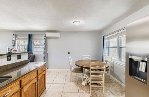 Sandalwood House | Cozy Pet-Friendly Retreat, Minutes to Jaguars Stadium.