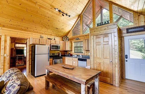 Sevierville Cabin | Cozy & Playful Mountain Retreat w/Pool Table