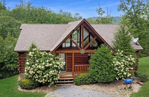 Sevierville Cabin | Cozy & Playful Mountain Retreat w/Pool Table