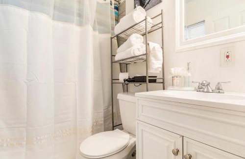 Fairvilla House | Cozy Private Entry Apt with a Full-Size Kitchen