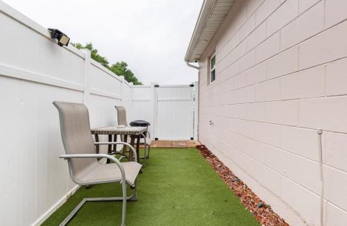 Fairvilla House | Cozy Private Entry Apt with a Full-Size Kitchen