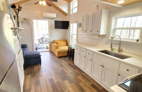 Liberty Cabin | Cozy Private Lux Cabin Style Tiny House, Firepit, FIBER, in mins from Clemson Un
