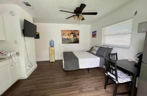 Seminole House | Cozy private studio w/own yard - 3mi from Beach
