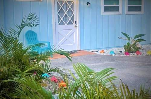 Stuart Cottage | Cozy, private, tropical cottage studio close to beach, stores, and restaurants.