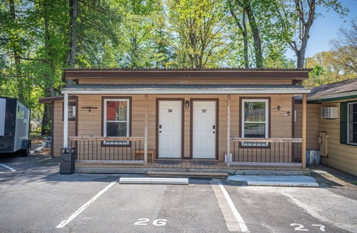 Hendersonville Hotel | Cozy Queen Retreat | Hotel Stay