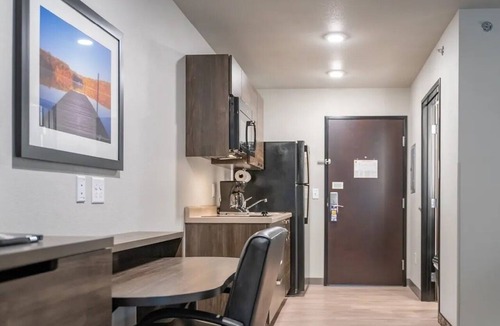 Huntersville Hotel | Cozy Queen Room | Near Birkdale Village | Relaxing Stay