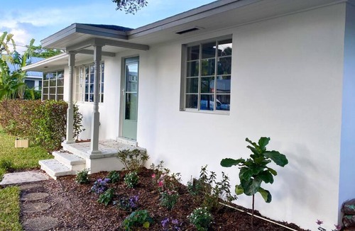 Woodford Park House | Cozy Renovated Vintage Modern House Downtown!