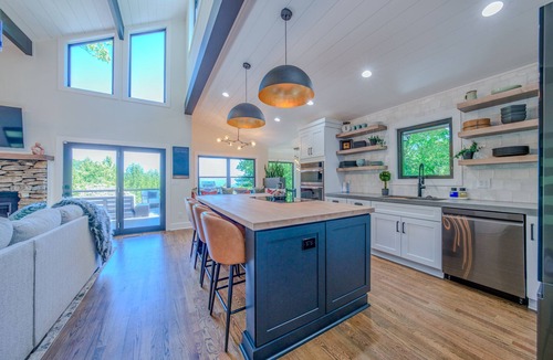 Hendersonville House | “Cozy retreat and amazing views!– Your Perfect Getaway!”