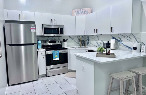 Diplomat House | Cozy retreat, NE cape coral oasis 5 mins to restaurants and shopping plaza.