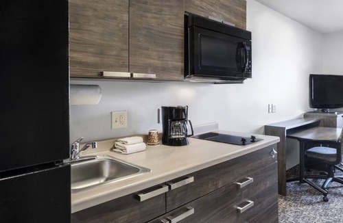 Huntersville Hotel | Cozy Retreat w/Kitchen! Free Parking, BBQ Facilities, Pet-Friendly!